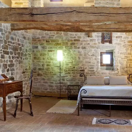 Carbonesca Sleeps 30 Willa